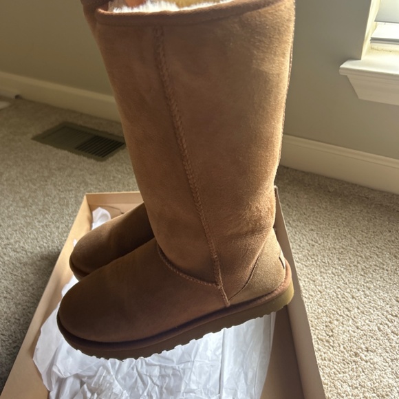 UGG Boots - Picture 6 of 7